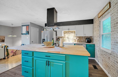 Knoxville House | NEW LISTING! Luxurious Getaway in Perfect Location by RedAwning