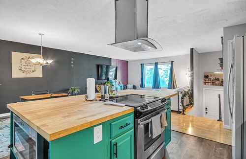 Knoxville House | NEW LISTING! Luxurious Getaway in Perfect Location by RedAwning