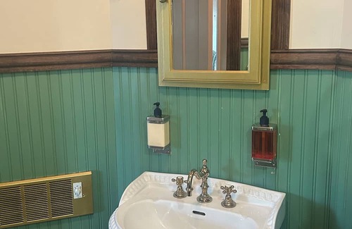 Beacon Bed & Breakfast | Charming B&B with AC and WiFi in wonderful Beacon - Botsford Briar B&B