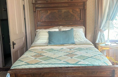 Beacon Bed & Breakfast | Charming B&B with AC and WiFi in wonderful Beacon - Botsford Briar B&B