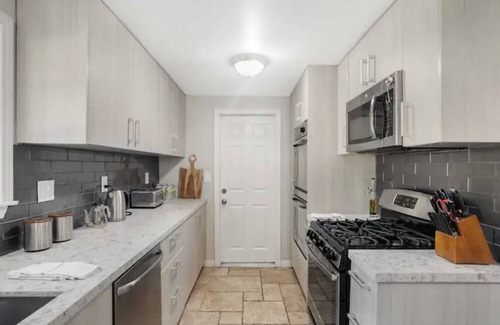Granada Hills North House | Privet Country Club House 4bed 3bath Office, WiFi, Fitness, Pool, Spa in L.A.
