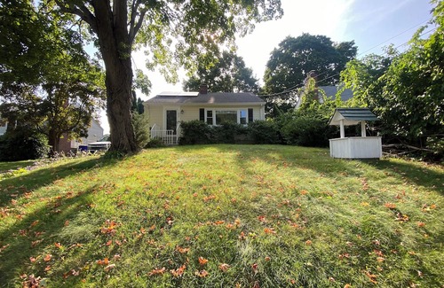 Fairfield House | Charming 3-bedroom ranch with central air in Fairfield