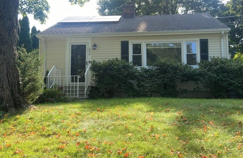 Fairfield House | Charming 3-bedroom ranch with central air in Fairfield