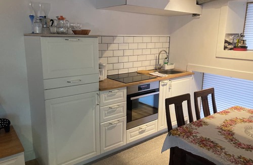 Sommerhausen Apartment | Wunderschöne Ferienwohnung in Winterhausen mit Küche, Bad und Piano