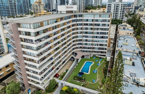Surfers Paradise Apartment | Cosy Central Beachfront Apt Free Park Netflix