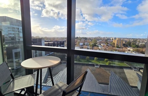 South Yarra Apartment | Gorgeous 1 bed Exec South Yarra with workspace
