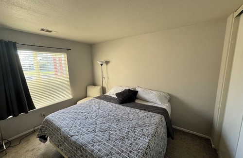 Oakley House | Charming 1 bedroom with private bathroom in 3 bedrooms house in Oakley with WiFi