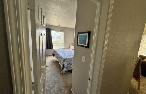 Oakley House | Charming 1 bedroom with private bathroom in 3 bedrooms house in Oakley with WiFi