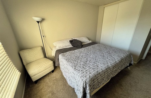 Oakley House | Charming 1 bedroom with private bathroom in 3 bedrooms house in Oakley with WiFi