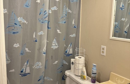 Newtonbrook House | Bright & Spacious 1BR basement - separate entrance & laundry - close to subway