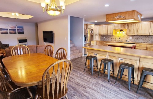 Climax Springs House | Spacious 4bed house w/HotTub, game garage, AC, WiFi