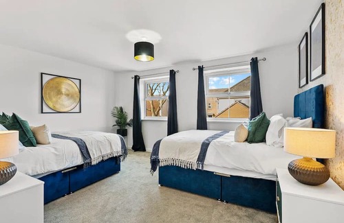 Patchway House | Urban Oasis: Luxe Bristol Home-Sleeps 14-Parking
