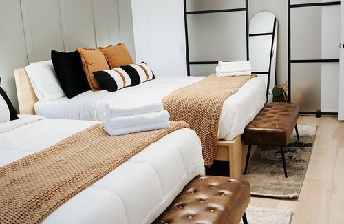 Thornton Villa | Villa W/private HotTub~ Pool Table~ Fire Pit~Pet Friendly~ 3Min to Owls Nest Rst