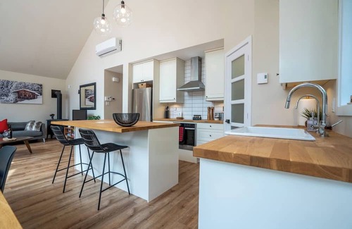 Amherst House | Chalet Serenity| Hot Tub | Lake Access |Pool Table