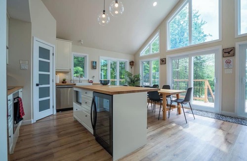 Amherst House | Chalet Serenity| Hot Tub | Lake Access |Pool Table