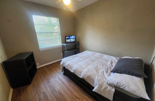 East Congress House | LOCATION LOCATION LOCATION! Austin home w/ Pool, FULLGYM, IceBath & PaddleBoards