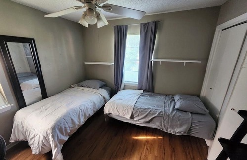 East Congress House | LOCATION LOCATION LOCATION! Austin home w/ Pool, FULLGYM, IceBath & PaddleBoards