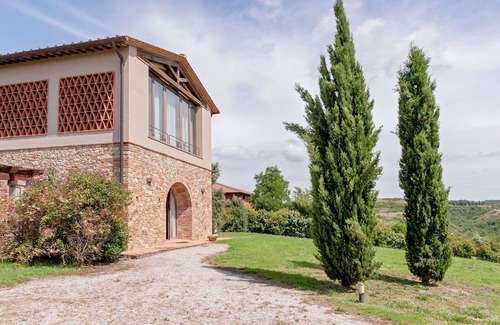 Toiano Apartment | Apartment 'Il Fienile I' with Shared Pool, Private Garden and Wi-Fi