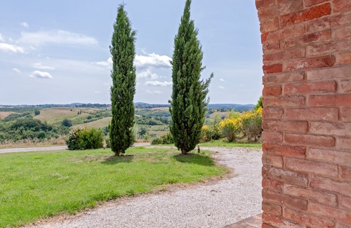Toiano Apartment | Apartment 'Il Fienile I' with Shared Pool, Private Garden and Wi-Fi
