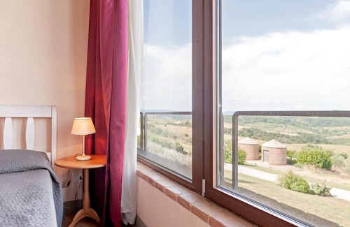Toiano Apartment | Apartment 'Il Fienile II' with Shared Pool, Private Garden and Wi-Fi
