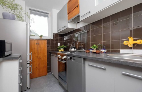 Saska Kepa Apartment | Apartment With Balcony by Renters