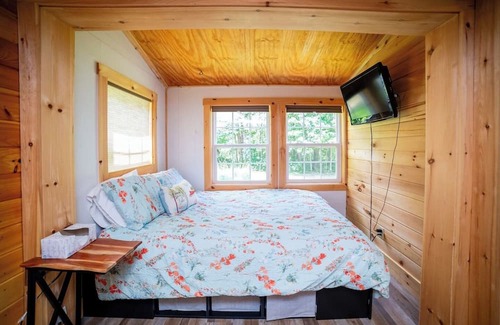 Belfast Cabin | Little Blue Cottage on the lake