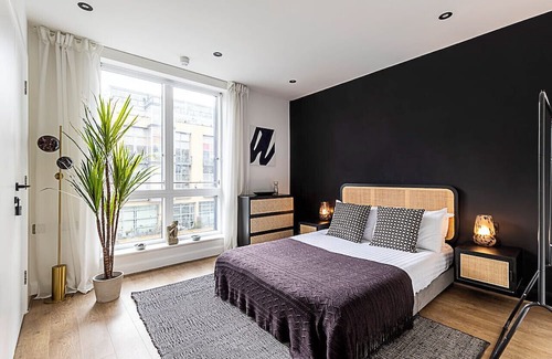 De Beauvoir Apartment | Stylish and Sleek East London Retreat
