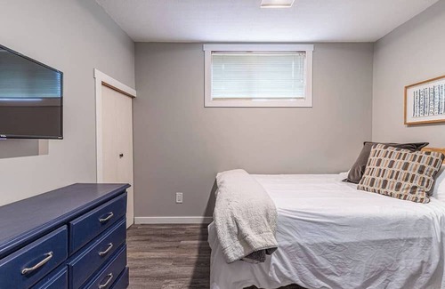 Prince George House | Stylish & Modern room w/WiFI