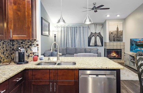 Greater Northdale House | Tampa Haven for Healthcare Pros - Cozy Room with A/C & Free WiFi & work space