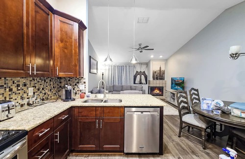Greater Northdale House | Tampa Haven for Healthcare Pros - Cozy Room with A/C & Free WiFi & work space