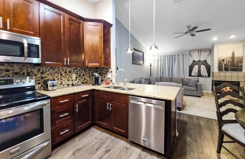 Greater Northdale House | Tampa Haven for Healthcare Pros - Cozy Room with A/C & Free WiFi & work space
