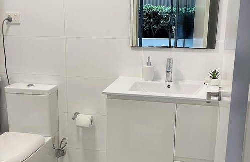 Bellevue Hill Apartment | Beach access, cafes, restaurants and coastal walks