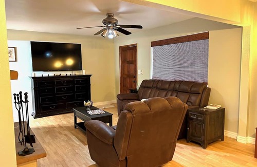 Swiss Manor House | Charming 3-bedroom house with AC and WiFi in tranquil Flagstaff