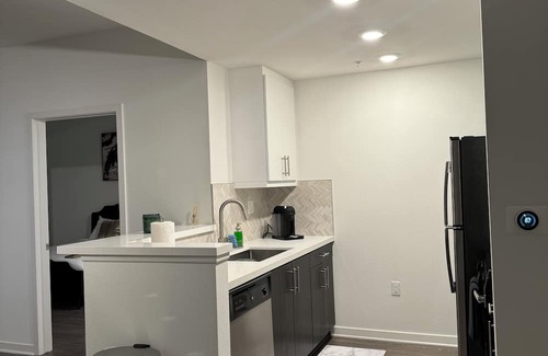 Hollywood Apartment | Charming 1-bedroom suite in marvelous Los Angeles with AC, WiFi