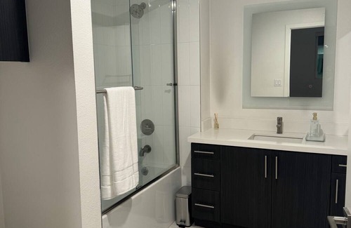 Hollywood Apartment | Charming 1-bedroom suite in marvelous Los Angeles with AC, WiFi