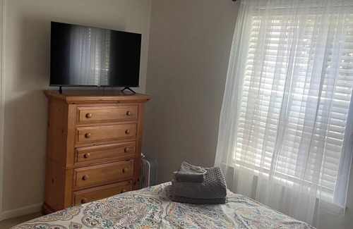 Worton House | Charming Bedroom and Sitting Room with WiFi.