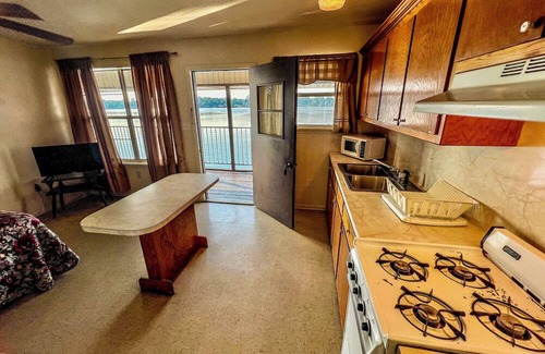 New Roads House | Pointe Breeze Kitchenette #15