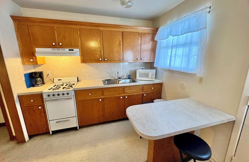 New Roads House | Pointe Breeze Kitchenette #15