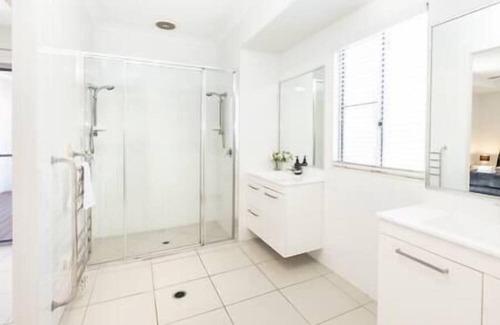 Trinity Park House | Trinity Beach 2BR Apartment; Pools, 500 m to beach!