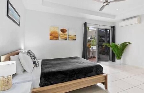 Trinity Park House | Trinity Beach 2BR Apartment; Pools, 500 m to beach!