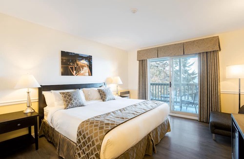 Halfmoon Bay Resort | Tranquil Oceanview Lodge B