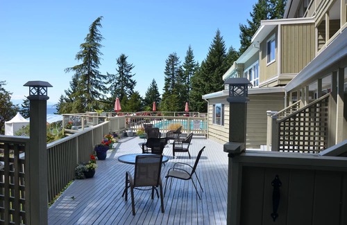 Halfmoon Bay Resort | Tranquil Oceanview Lodge B