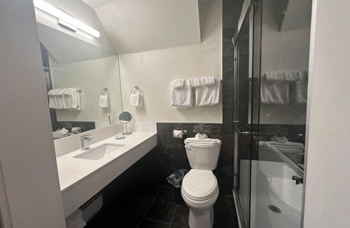 Halfmoon Bay Resort | Tranquil Oceanview Lodge B