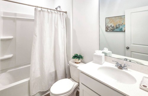 Paw Creek House | Luxury Escape - 2 King Bedrooms, 2 Queen Bedrooms + Pool Table