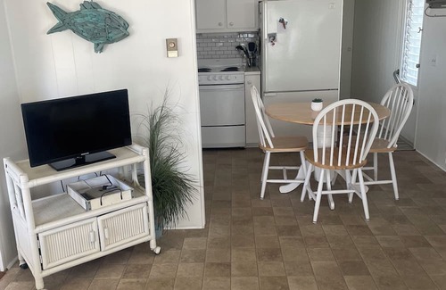 Laurel House | Cozy 55+ mobile home with 1 bedroom-sleeps 4 in pleasant Nokomis near beach