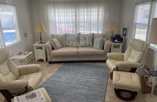 Laurel House | Cozy 55+ mobile home with 1 bedroom-sleeps 4 in pleasant Nokomis near beach