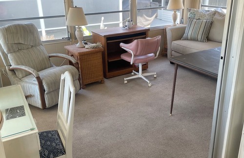 Laurel House | Cozy 55+ mobile home with 1 bedroom-sleeps 4 in pleasant Nokomis near beach
