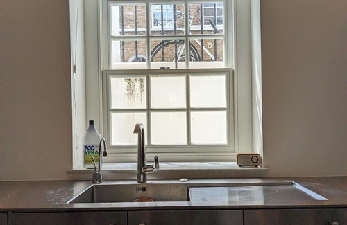 Bow West House | Entire Georgian Townhouse Close to Central London