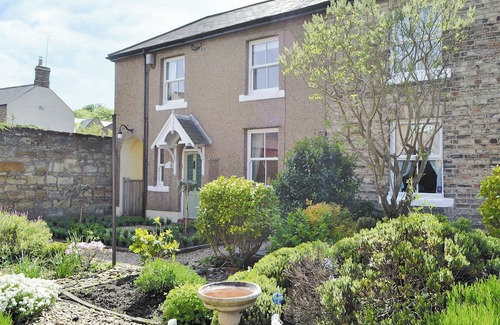 Warkworth Cottage | Tucked within a peaceful courtyard of four yet only a few yards from the River Coquet in Warkworth.