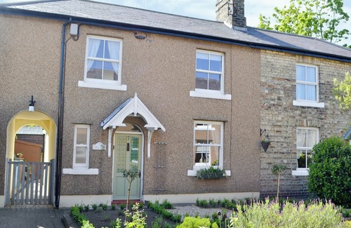 Warkworth Cottage | Tucked within a peaceful courtyard of four yet only a few yards from the River Coquet in Warkworth.